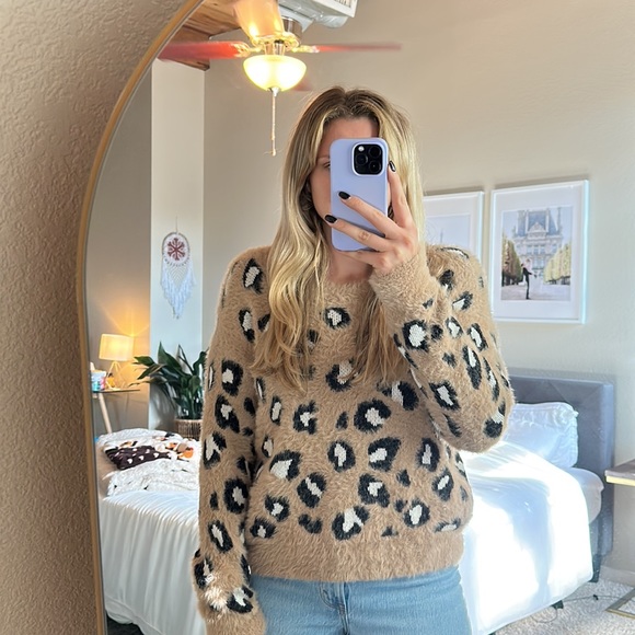 Express Pink Leopard Print Fuzzy Soft Sweater Size Medium - Picture 11 of 12